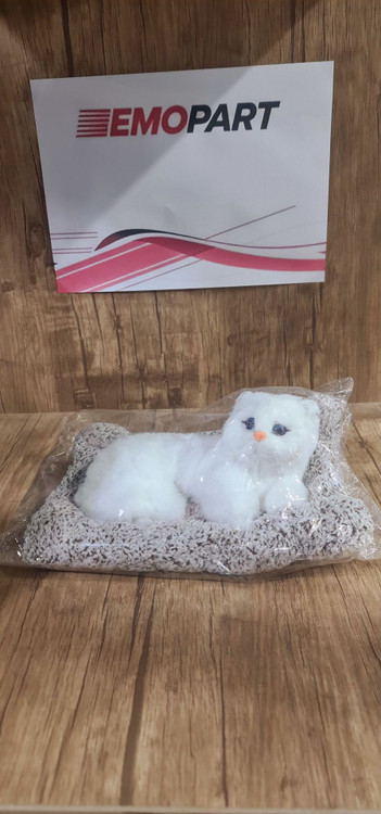 رو داشبورد گربه خودرو