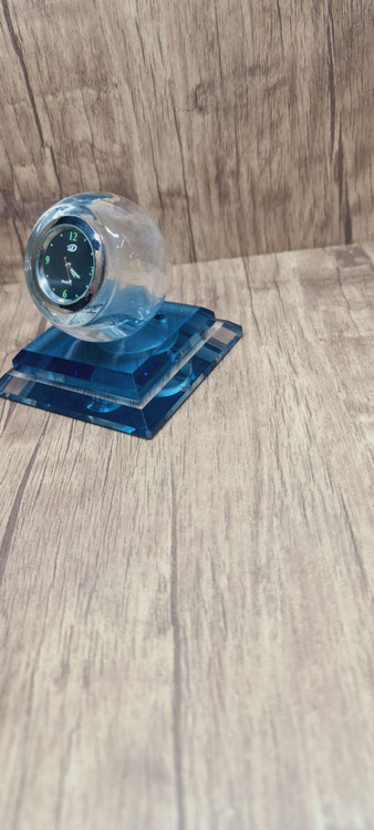 ساعت شیشه ای پایه دار