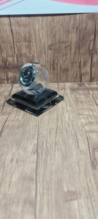 ساعت بلوری پایه دار