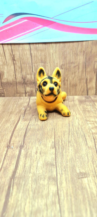 سگ سر لرزان روی داشبورد ماشین